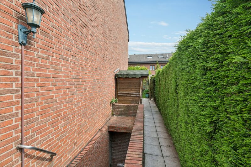 Seitenansicht mit Abgang in den Keller