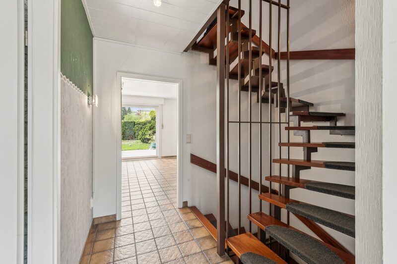 Diele mit Echtholztreppe