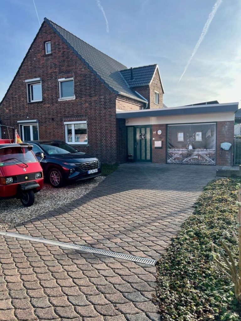 Frontansicht / Garage / 2 Stellplätze