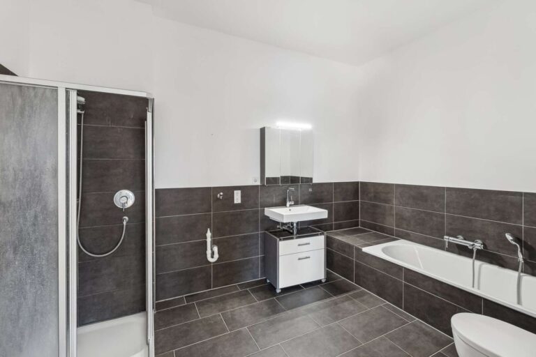 Bad mit Badewanne und Dusche