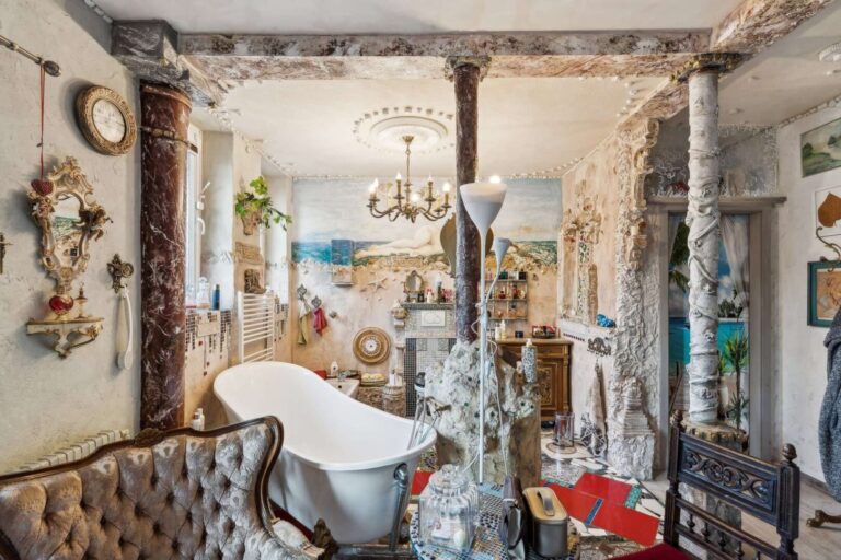 Zimmer mit Badewanne 1. OG